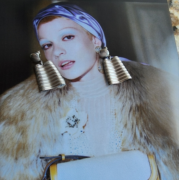 Chic Silver Ribbed Earrings - Picture 3 of 6